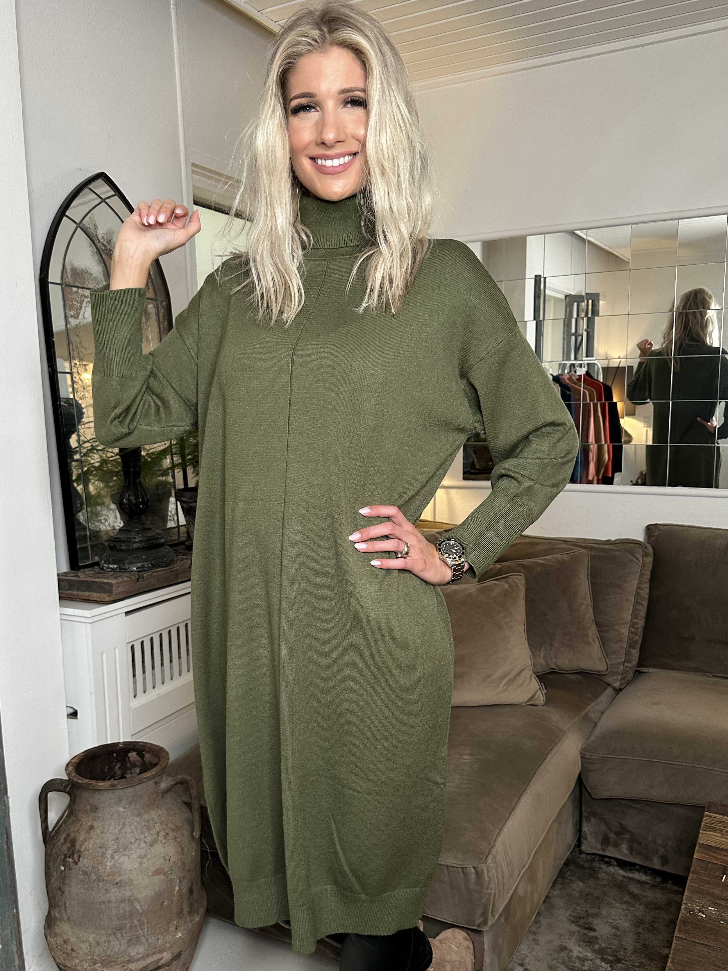 Maniya - Mjuk stickad klänning med polokrage